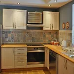 Comfortable With Garden, 3 Bedrooms *