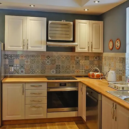 Comfortable With Garden, 3 Bedrooms *
